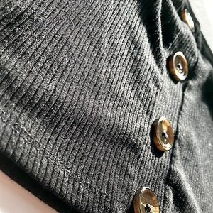 Cropped Black Buttoned Tank Top